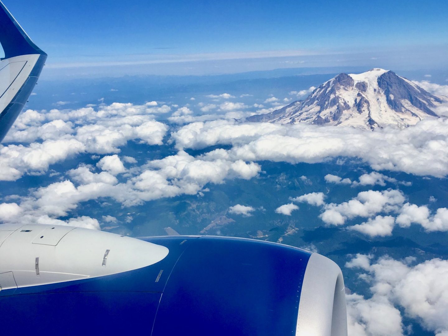 What to pack in carry on bag for flight | Seattle Mountain | The Spectacular Adventurer